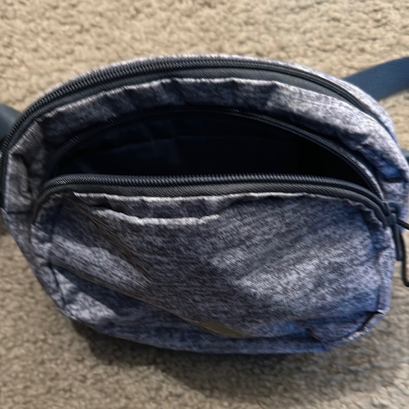 Adidas Gray Belt Bag Fanny Pack Crossbody Gold Logo Adjustable Strap One Size - Picture 4 of 6